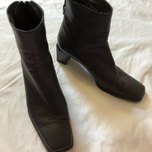 VGC STUART WEITZMAN Leather Heel Ankle Boot, Sz 8M
